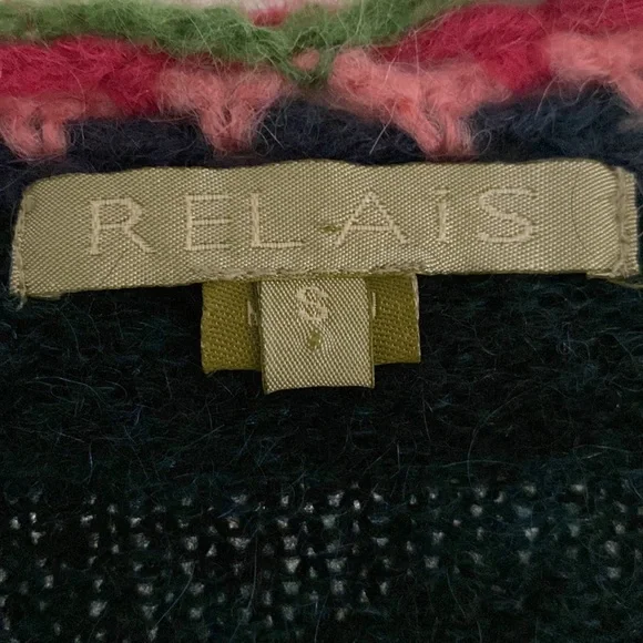 Beautiful Embroidered Sweater. - Picture 8 of 10